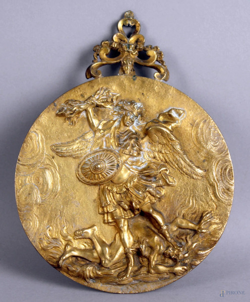 Placca di linea tonda in bronzo sbalzato e dorato, raffigurante S. Michele Arcangelo che sconfigge il diavolo, altezza 21,5 cm.