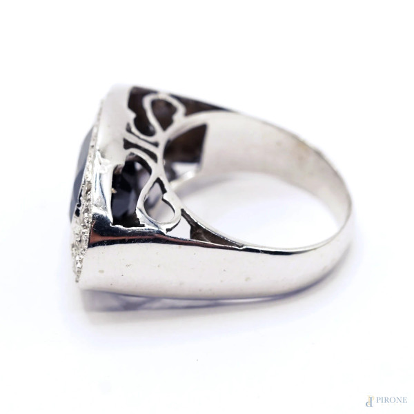 Anello in oro bianco con zaffiro e brillantini, gr. 11,5