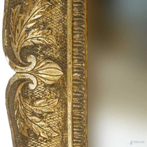 Specchiera a guantiera in legno dorato con decori a motivi vegetali, sec. XIX, cm 77x77. (Difetti...