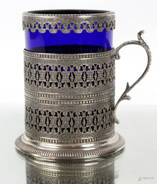 Portabicchiere in argento traforato con bicchiere in vetro blu cobalto, altezza cm 10,5, gr 140