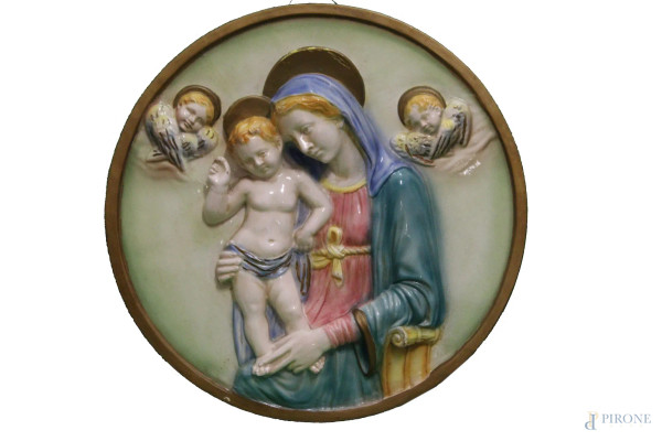 Madonna con bambino, tondo in ceramica policroma, diametro 40 cm.