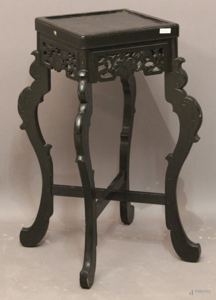 Tavolinetto di linea quadrata in legno intagliato ed ebanizzato, primi 900, h. 75 cm