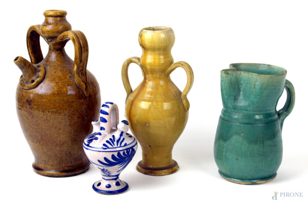 Lotto di quattro oggetti in ceramica policroma, manifattura italiana, XX secolo, alt. max cm 25, (difetti).