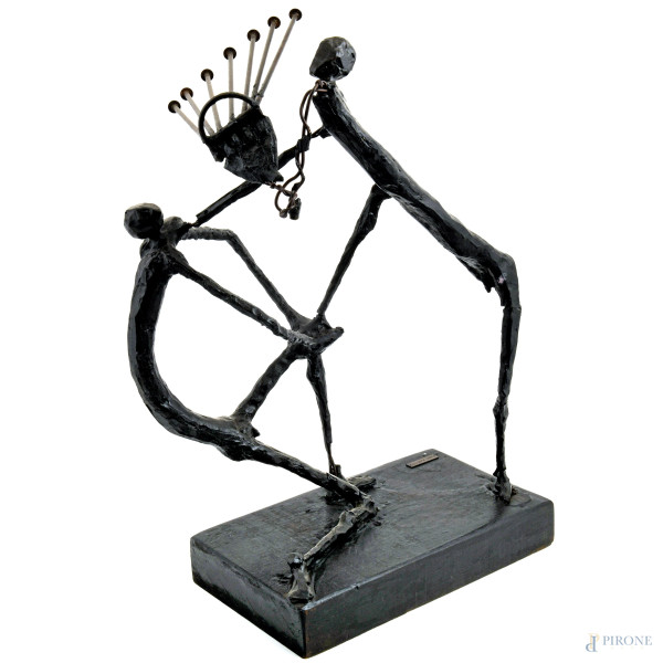 Nino Mandrici (Maremma, 1930), Senza Titolo, scultura in resina e ferro, cm 54x33x33, (difetti)