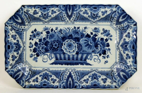 Piatto di linea rettangolare in porcellana bianco e blu Delft, con decoro raffigurante canestro di fiori, cm 25,5x40, XX secolo