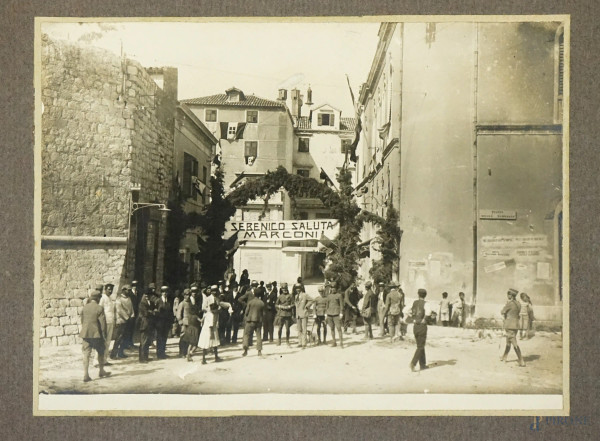 Rara fotografia d'epoca raffigurante l'arrivo di Guglielmo Marconi a Sebenico, cm 18x24