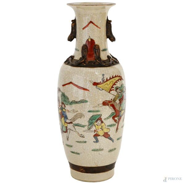 Vaso in porcellana policroma, Cina, XX secolo, corpo a balaustro con decori raffiguranti guerrieri a cavallo, cm h 31, (lievi difetti).