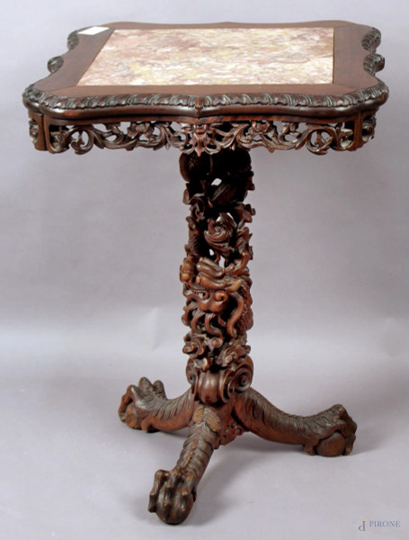 Tavolino di linea quadrata in legno di Tek, intagliato e traforato, poggiante su gamba con drago a rilievo e tre piedi, piano in marmo, fine XIX secolo, altezza 77x55x55 cm.