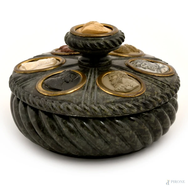 Calamaio in marmo serpentino completo di coperchio con medaglioni e cammei in lava, XIX secolo, cm 9,5x16, (difetti e rotture)