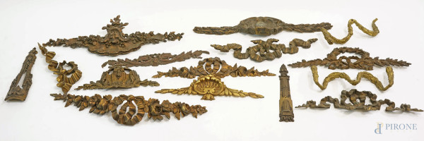 Lotto composto da varie cimase e fregi in bronzo e metallo dorato, epoche diverse, lunghezza max cm 53, (difetti)