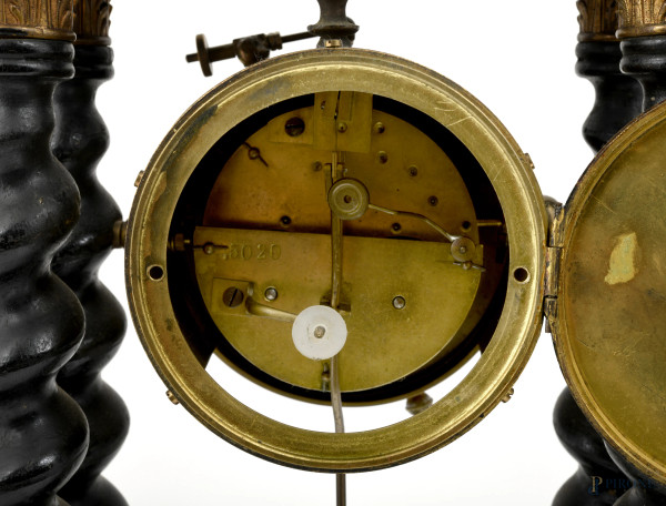 Pendola a tempietto Napoleone III in legno ebanizzato, metà del XIX secolo, cm 45x23x14, Meccanis...