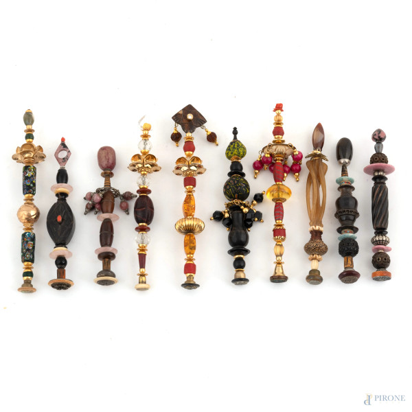 Lotto di dieci sigilli in materiali vari, XX secolo, altezza massima cm 23, (segni di usura, difetti)