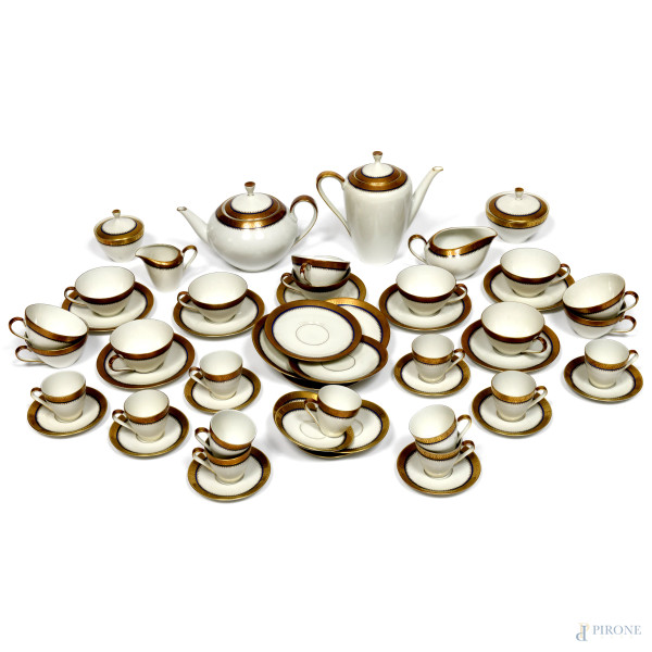 Servizio da the e caffè in porcellana Bavaria con decori blu e oro, XX secolo, altezza massima cm 19,5, (segni di usura, sbeccature, difetti)
