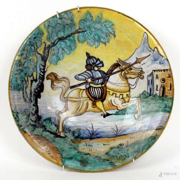 Piatto in ceramica Montelupo, decoro policromo raffigurante cavaliere, diametro cm. 32, XVIII secolo.