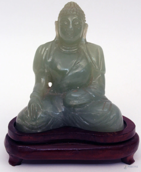 Budda in giada, H 9 cm, poggiante su base in tek.
