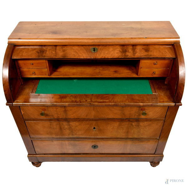 Ribalta in noce con fronte a tre casseetti. Piano con al centro rivestimento in velluto verde. Co...