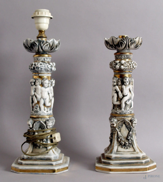 Coppia di lampade in porcellana capodimonte con putti a rilievo, altezza 35 cm.