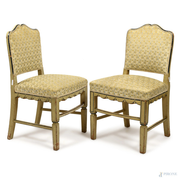 Coppia di sedie in legno laccato bianco e blu con sedute e schienali rivestiti in tessuto panna a motivi floreali, cm 85x48x48,XIX-XX secolo, (difetti)