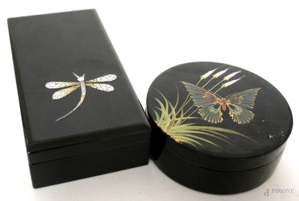 Lotto composto da due scatole in legno ebanizzato con farfalle incise, h. 4x16x8 cm,