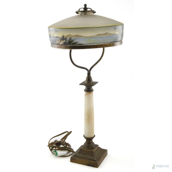 Lampada da tavolo con fusto in alabastro, inserti in bronzo con plafoniera in vetro dipinto con scene di paesaggio, XX secolo, altezza cm 58, (segni di usura, graffi, scalfiture, rotture, difetti, da revisionare)
