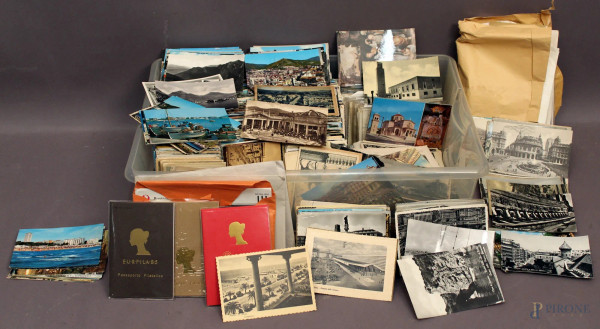 Contenitore con cartoline.
