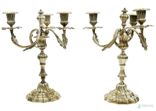 Coppia di candelabri torchon in argento, a tre fiamme con  braccia a rameges, XX secolo, cm h 36, peso gr. 3800, (difetti)