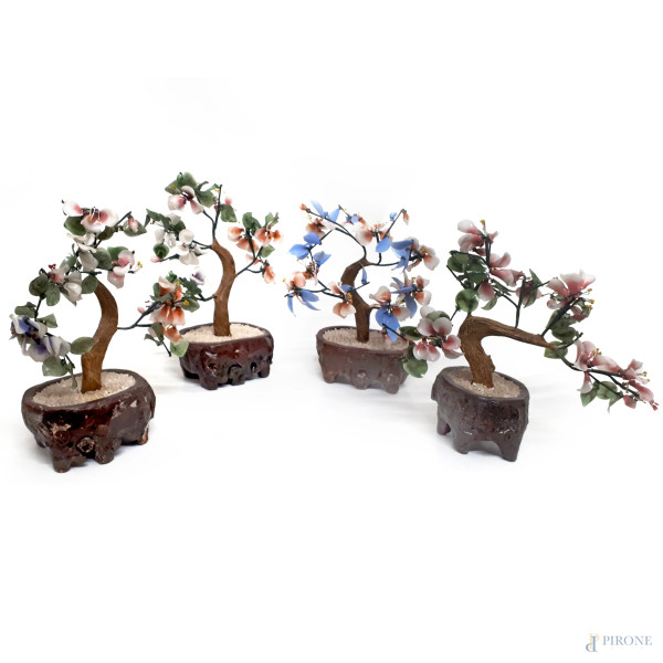 Lotto composto da quattro bonsai realizzati in pietre dure, ciascuno altezza circa cm 30