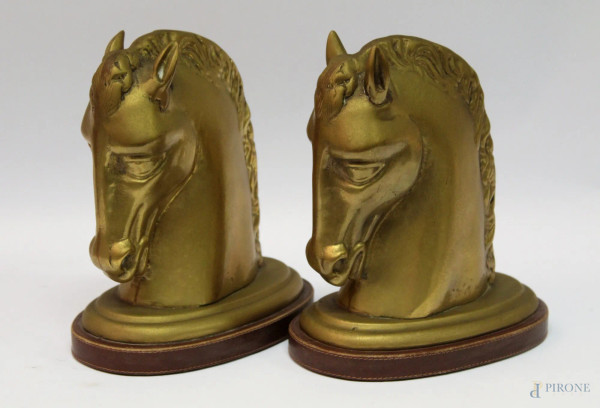 Coppia di fermalibri in metallo dorato a forma di testa di cavallo, h. 20 cm 