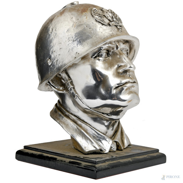 Scultura in metallo argentato raffigurante Benito Mussolini, XX secolo, altezza cm 23, (difetti)
