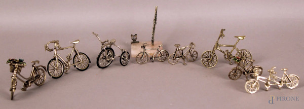 Lotto composto da nove miniature in argento a forma di biciclette e strumenti musicali, altezza max. 4 cm.
