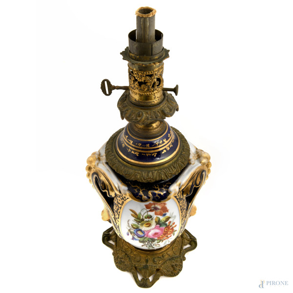 Lampada in porcellana dipinta nei toni del blu e dell'oro con decori floreali. Base e rifiniture ...