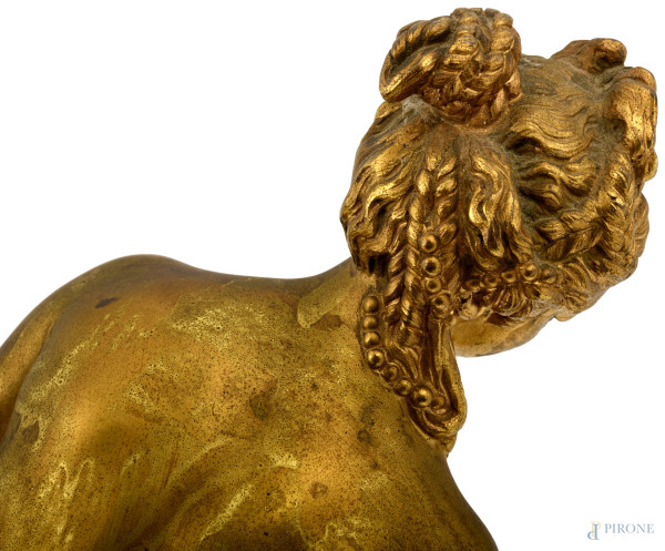 Scultura raffigurante Venere al bagno in bronzo dorato, fine del XIX - inizi del XX secolo, cm 44...