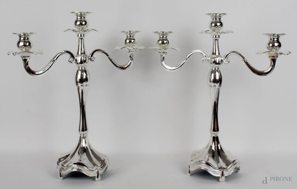 Coppia di candelabri in metallo argentato a tre luci, fusto a balaustro da cui si dipartono due bracci arcuati, altezza cm 41, XX secolo