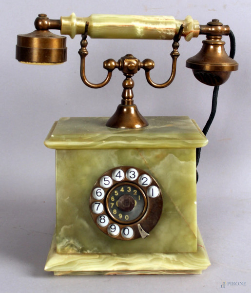 Vecchio telefono in onice, altezza 27 cm.