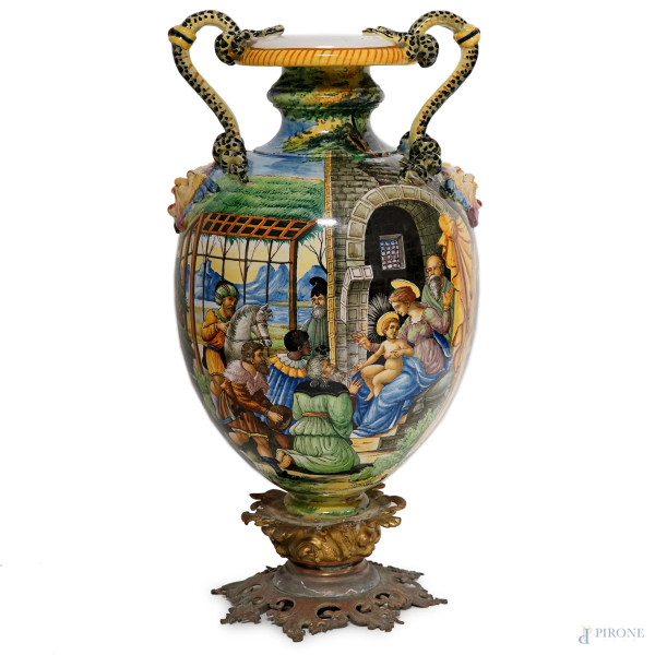 Vaso in maiolica policroma raffigurante Adorazione dei Magi, con anse a foggia di serpenti, base in bronzo dorato cesellato, altezza cm 53, (difetti)