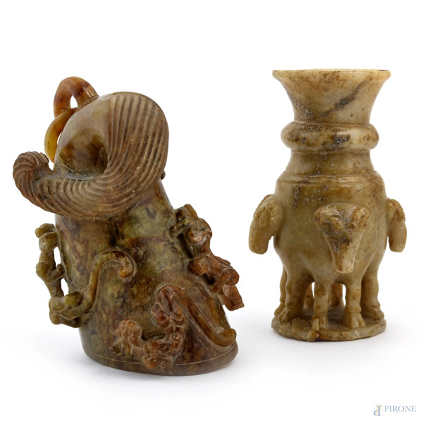 Lotto di corno e alzata in pietra saponaria, XX secolo, altezza massima cm 12, (scalfiture, rotture, restauri)