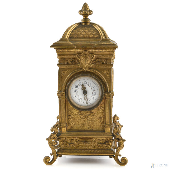 Orologio da camino in bronzo dorato e cesellato con quadrante circolare smaltato a numeri arabi, altezza cm 28,5, (segni di usura, da revisionare)