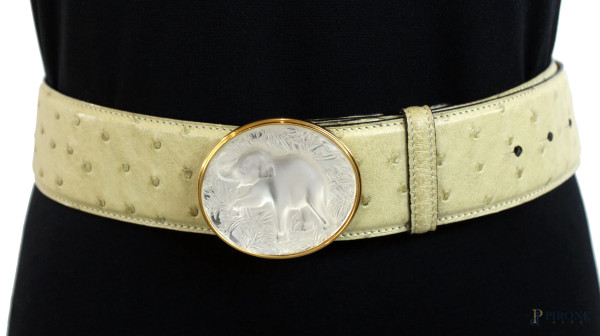 Lalique, cintura da donna in pelle di struzzo beige e fibbia tonda in cristallo raffigurante elefante, lunghezza cm 101