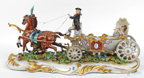 Carrozza in porcellana Capodimonte, dipinta in policromia, altezza cm. 17x36x15, XX secolo