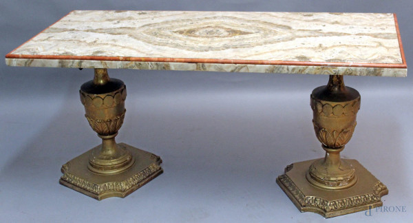 Basso tavolinetto da salotto, base in legno dorato, piano in marmo, cm 51x114x53, primi &#39;900.