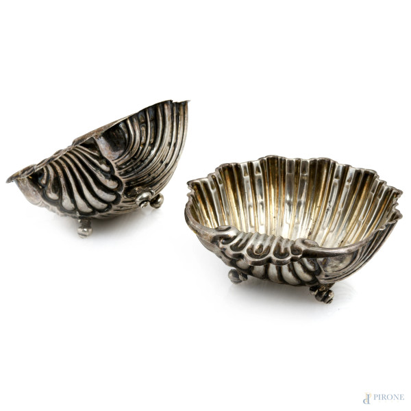 Coppia di antipastiere a guisa di conchiglia in argento 800/000, XX secolo, cm 6x15x15, peso comp...
