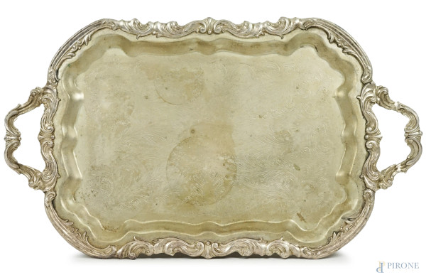 Vassoio di linea sagomata in Sheffield, F.B. Rogers Silver Co., manici e decori di gusto rocaille, poggiante su quattro piedini traforati, cm 4x62x36,5, (segni del tempo).