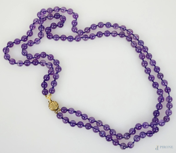 Collana a due fili di perle in vetro viola con chiusura in argento dorato, lunghezza cm 60, (segni di utilizzo)