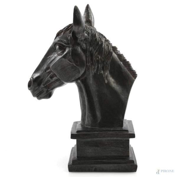 Testa di cavallo in resina dipinta, XX secolo, altezza cm 26,5, (segni di usura)