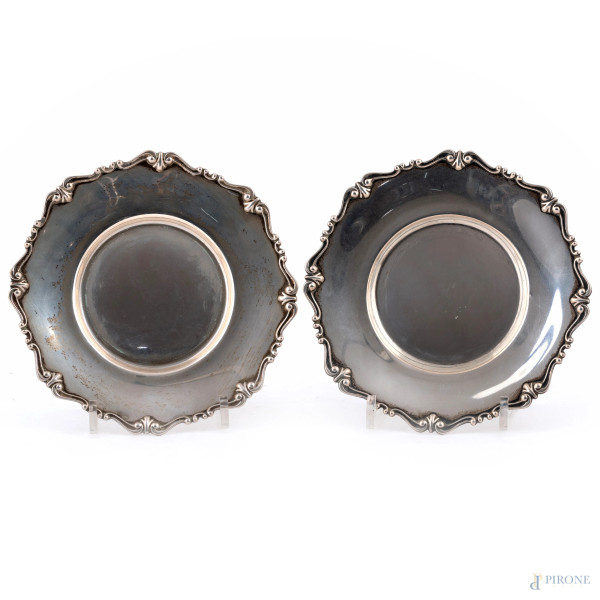 Coppia di piattini in argento 800/000 con punzone 3PA Formusa, diametro cm 16,5, peso complessivo gr 140