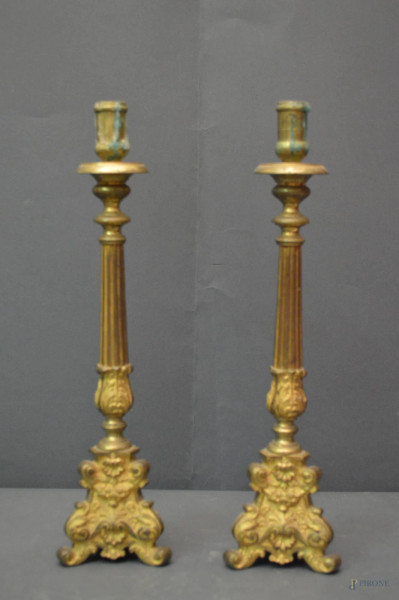 Coppia di candelieri in bronzo cesellato e dorato, periodo luigi filippo, h. 36 cm.