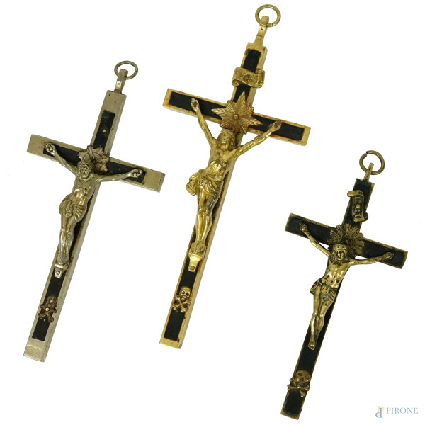Lotto di tre crocifissi in metallo argentato e dorato, cm 18x8, XX secolo, (difetti).