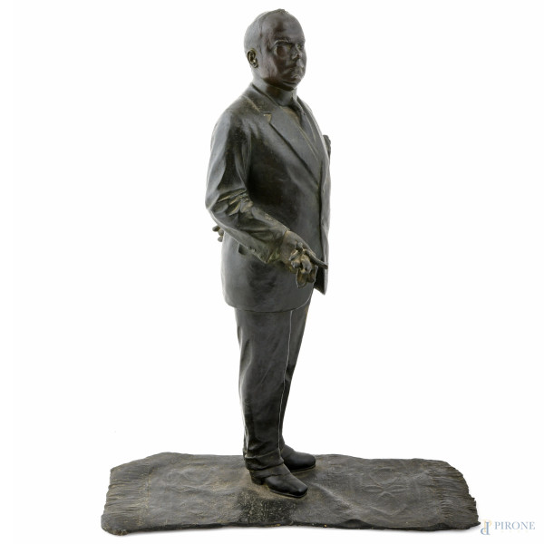 Uomo con guanti, XX secolo, scultura in bronzo, altezza cm 46