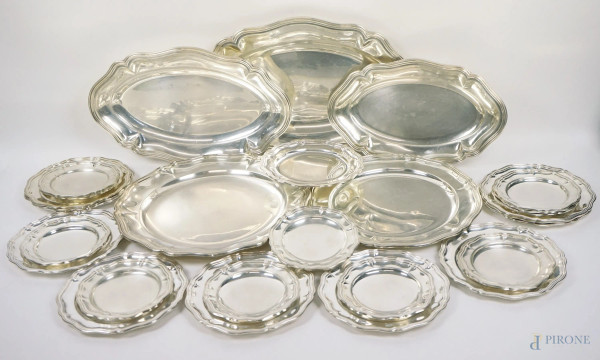Servizio di piatti in argento, inizi XX secolo, composto da 12 piattini, 12 piattini da pane, 2 vassoi di linea circolare, 3 vassoi di linea ovale, peso totale gr. 6916