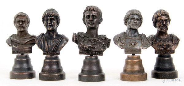 Lotto di cinque piccoli bustini in metallo brunito raffiguranti imperatori romani, XX secolo, alt. cm 10